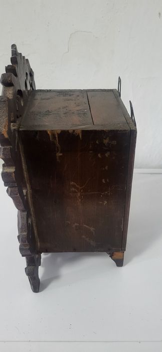 Antyczna szafka ołtarzowa – rzeźbione drewno + medalion Jezus Chrystus