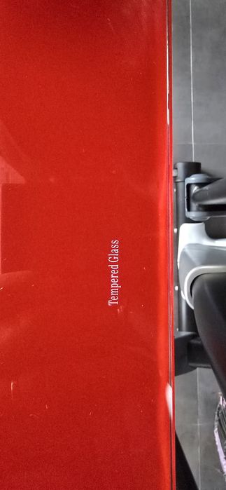 Mesa de escritório em vidro vermelho