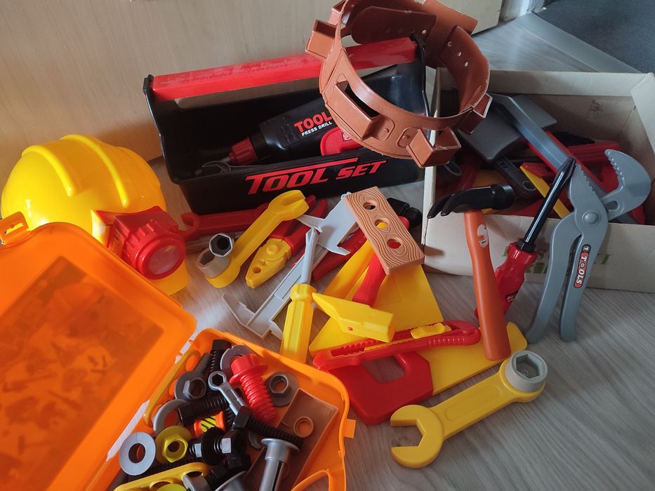 Duży zestaw narzędzi kaski dla dzieci