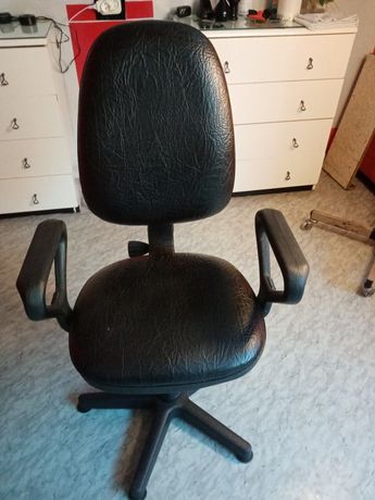 Fotel obrotowy koloru czarnego w dobrym stanie