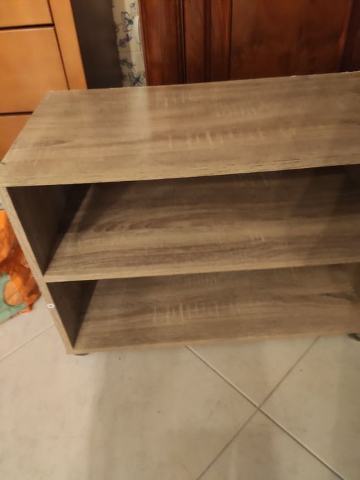 Pequena mesa com rodas
