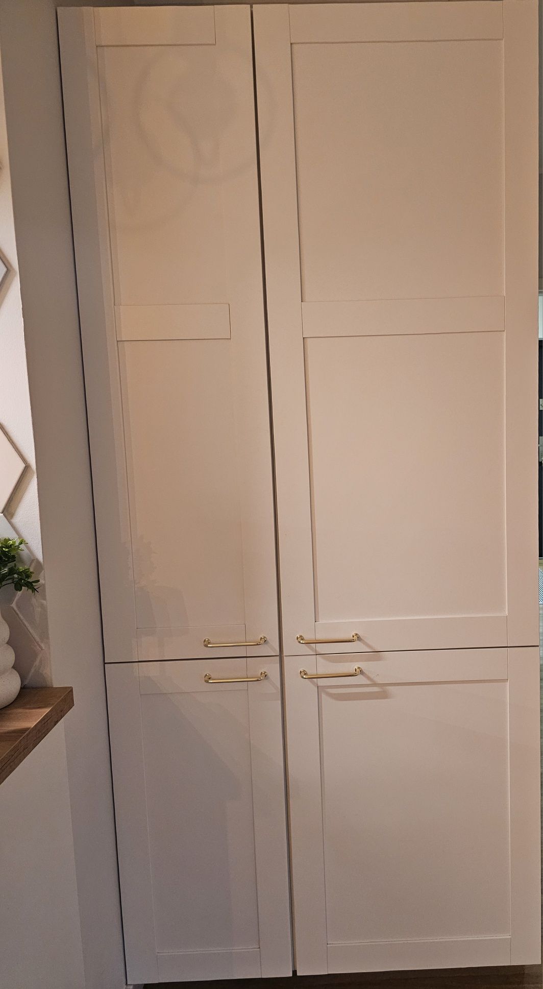 Kuchnia Ikea biała matowa z lodówką i okapem. Stan bardzo dobry