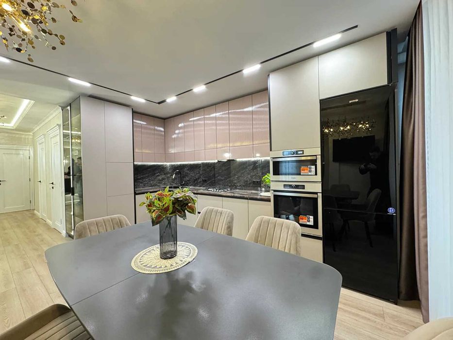 Функціональна трикімнатна з видом на річку