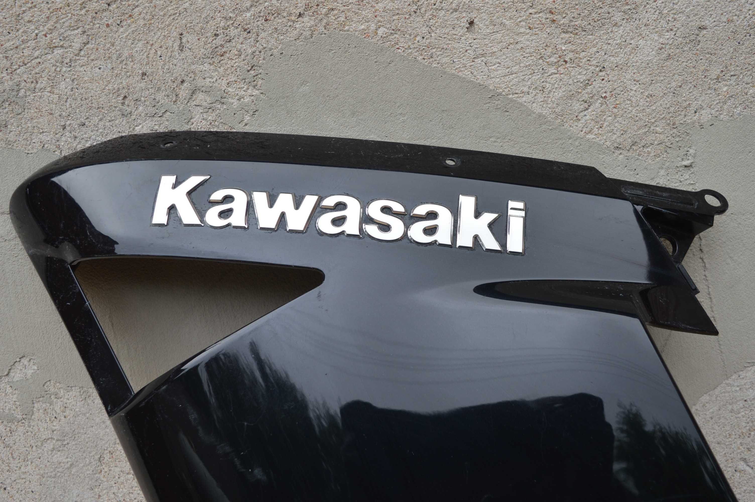 Kawasaki GTR 1400 '07-09r OWIEWKA lewa emblemat