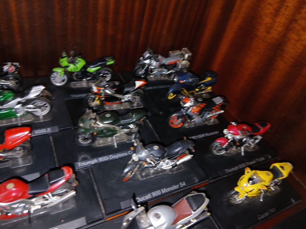 Coleção 24 motos por  150 €