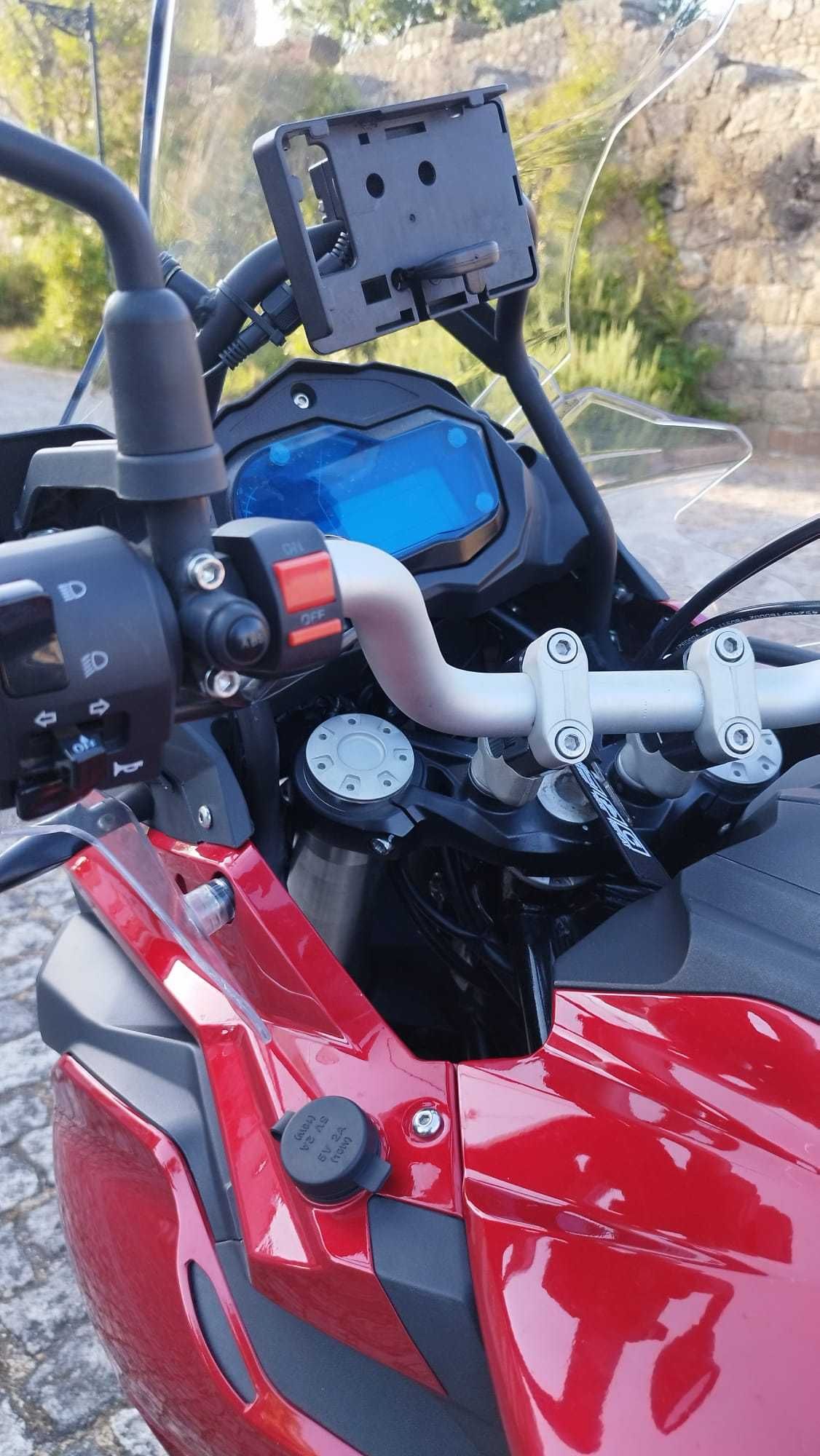 Benelli TRK 502 vermelha