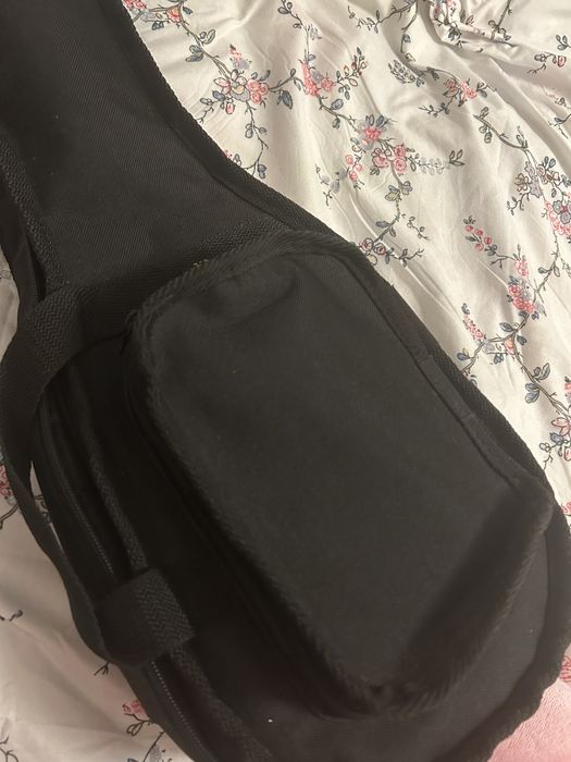 Ukulele wraz z futeralem