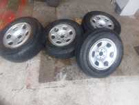Felgi stalowe" 16 "z oponami nissan navara wielosezonowe