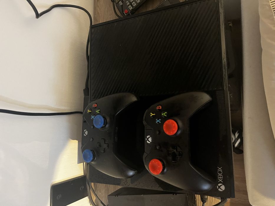 Xbox one 500 gb + 2 pady + pelne okablowanie