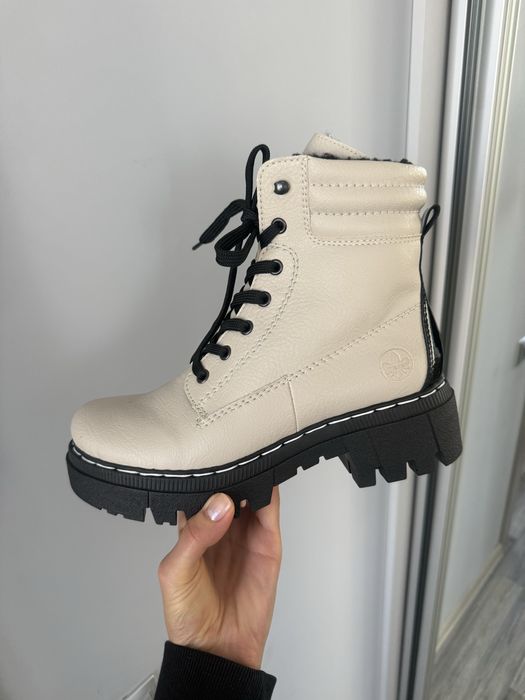 бежеві зимові черевики Rieker