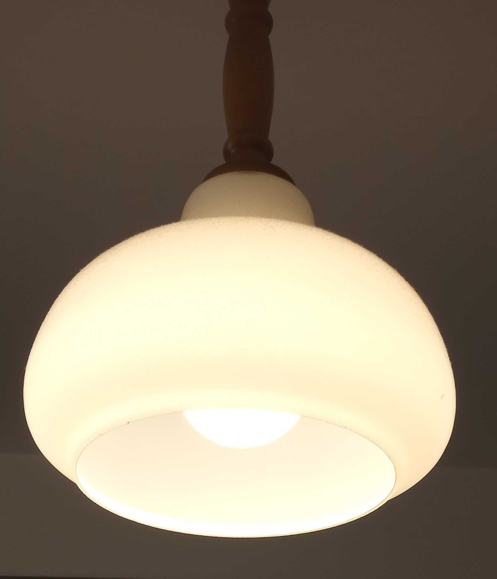 Drewniana lampa z dużym szklanym kloszem