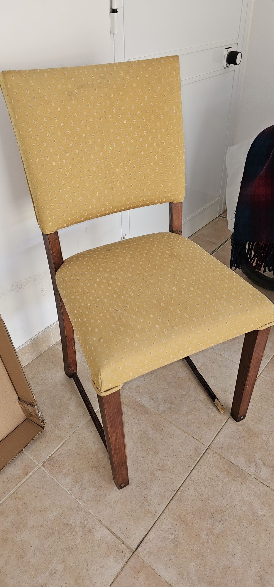 Cadeira co. Estofo amarelo