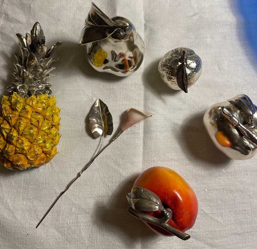 Frutos e flor decorativos com banho de prata