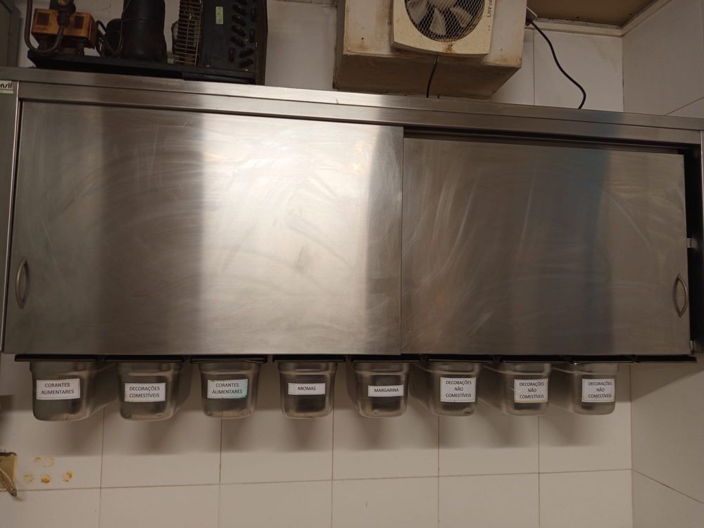 Armário inox com 2 portas e 8 arrumações