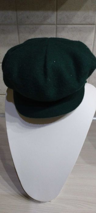 Beret  z daszkiem w kolorze butelkowej zieleni - Damski .