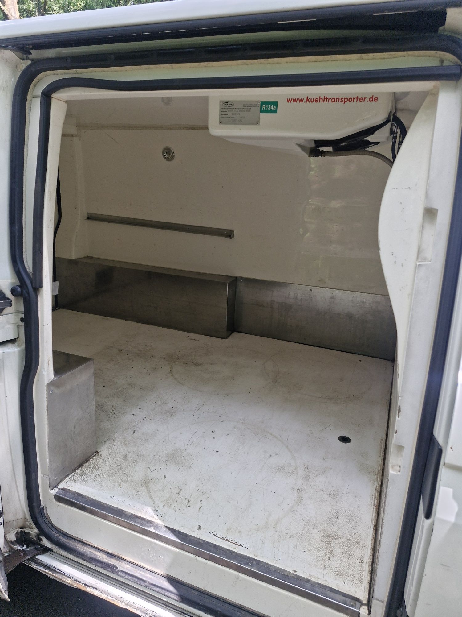 Volkswagen TRANSPORTER  T5 1.9 TDI 2009 r. Chłodnia Izoterma