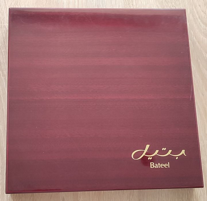 Pudełko drewniane z przegródką.