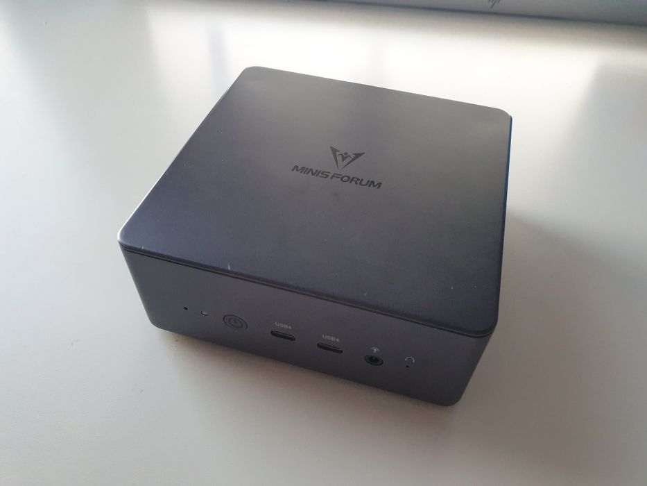 Komputer mini pc Minisforum UM760 Pro Ryzen 5 7640HS Radeon 760M USB4