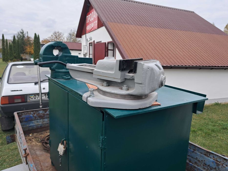 Лещата чугунні, поворотні під градус, щоки 25см.