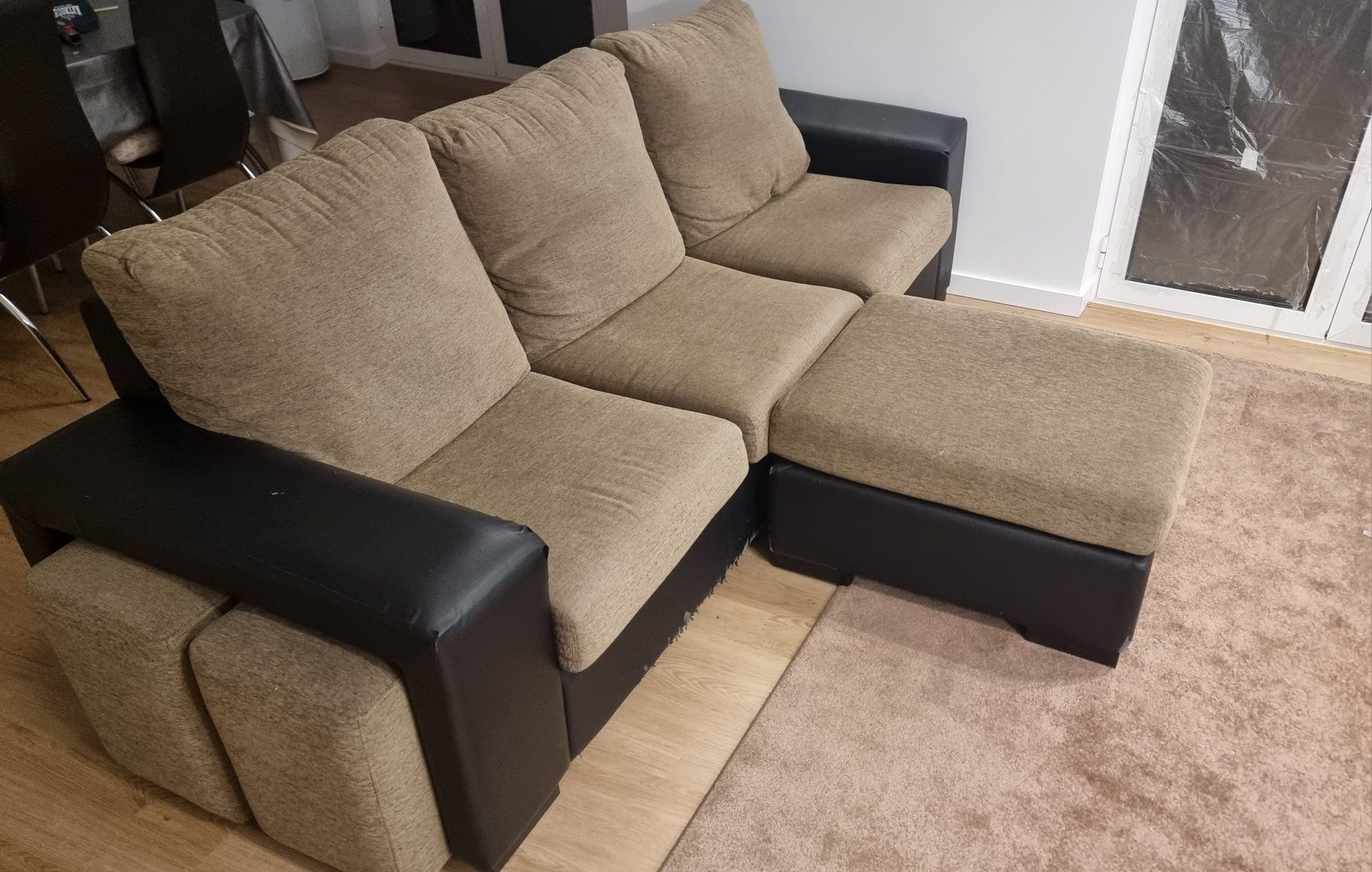 Sofá com chaise longue