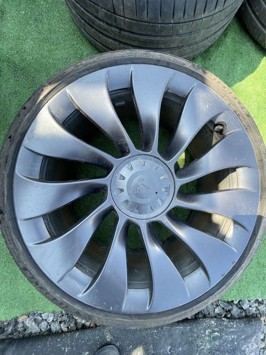 Комплект дисків R20 з резиною, датчиком та ковпачком на Тесла