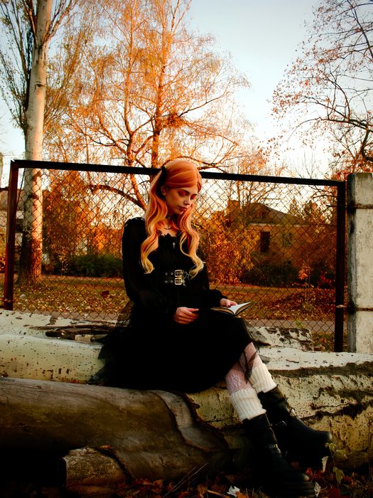 Чорна сукня в стилі лоліта з корсетним поясом з цепью