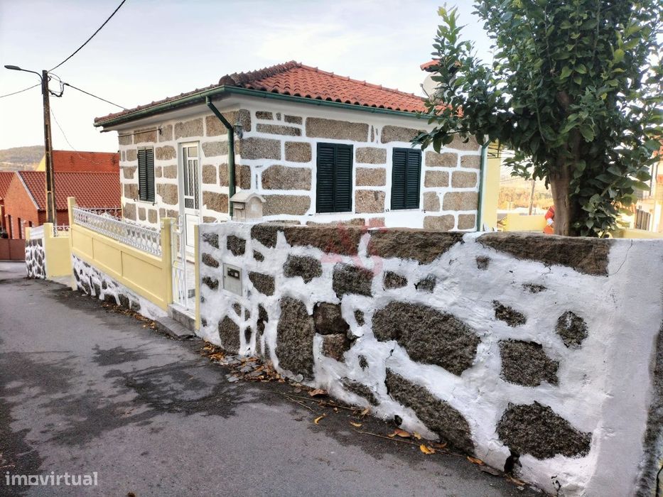 Moradia T2 em fase de remodelação em Riba de Ave, Vila Nova de Famalic