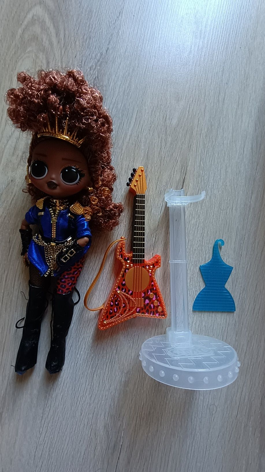 Lalka LOL Surprise OMG Remix Rock Ferocious z gitarą basową