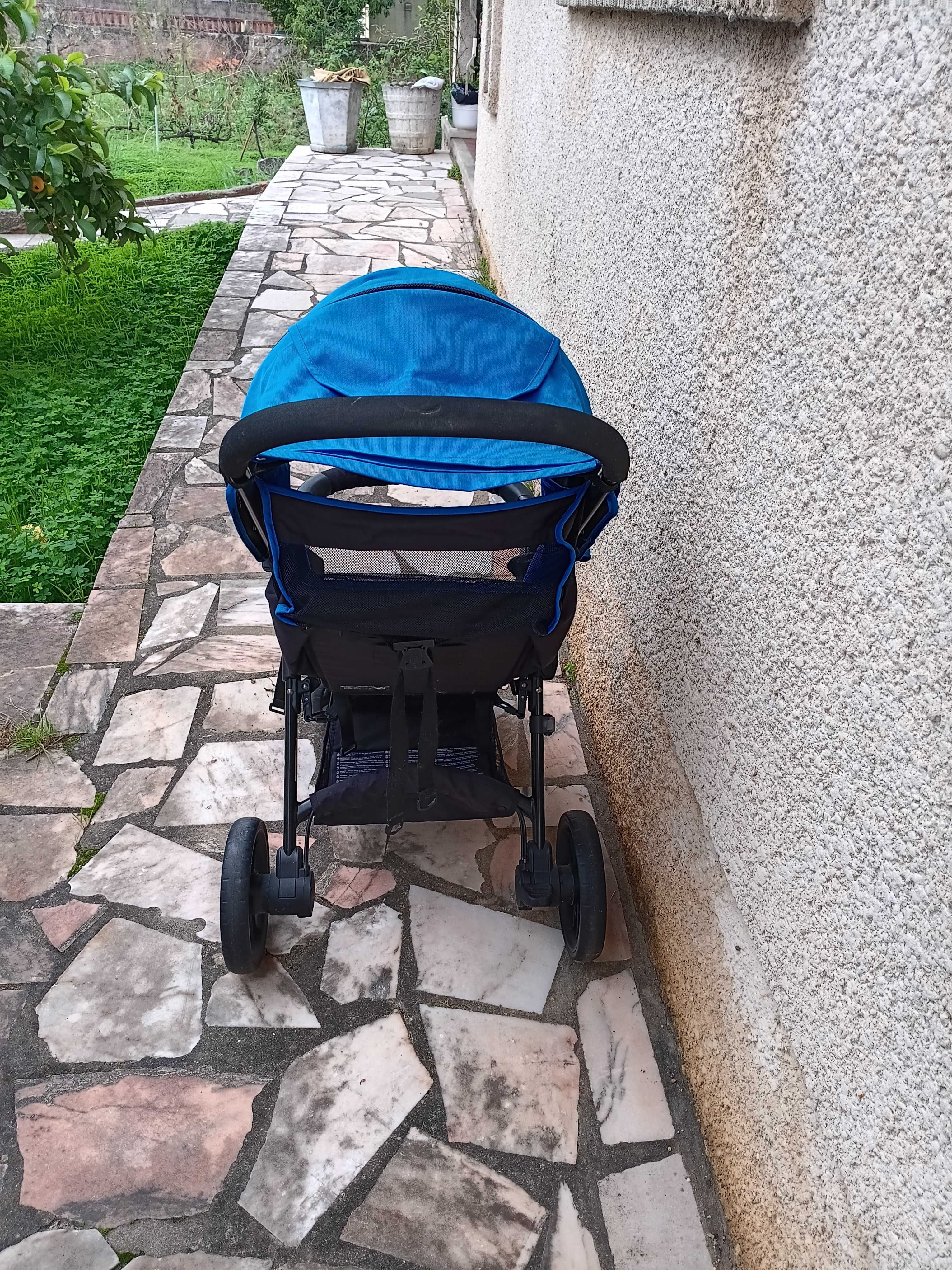 Para venda duas cadeiras de passeio mais uma bicicleta.