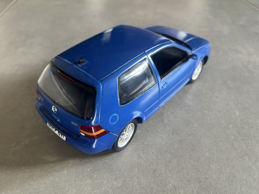 Model Revell skala 1/18 VW Volkswagen Golf 4 GTI niekompletny