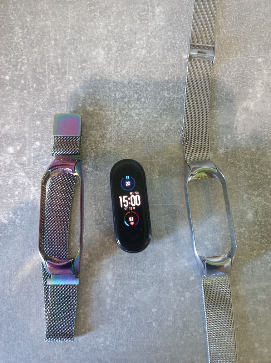 Mi band 5 в хорошому стані з двома браслетами