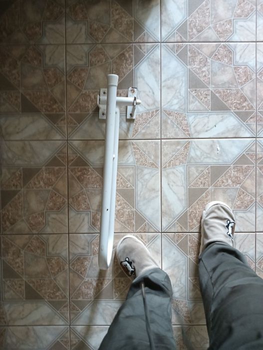 Poręcz ścienna uchylna dla niepełnosprawnych