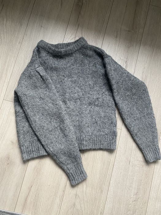 Сірий светр H&M.