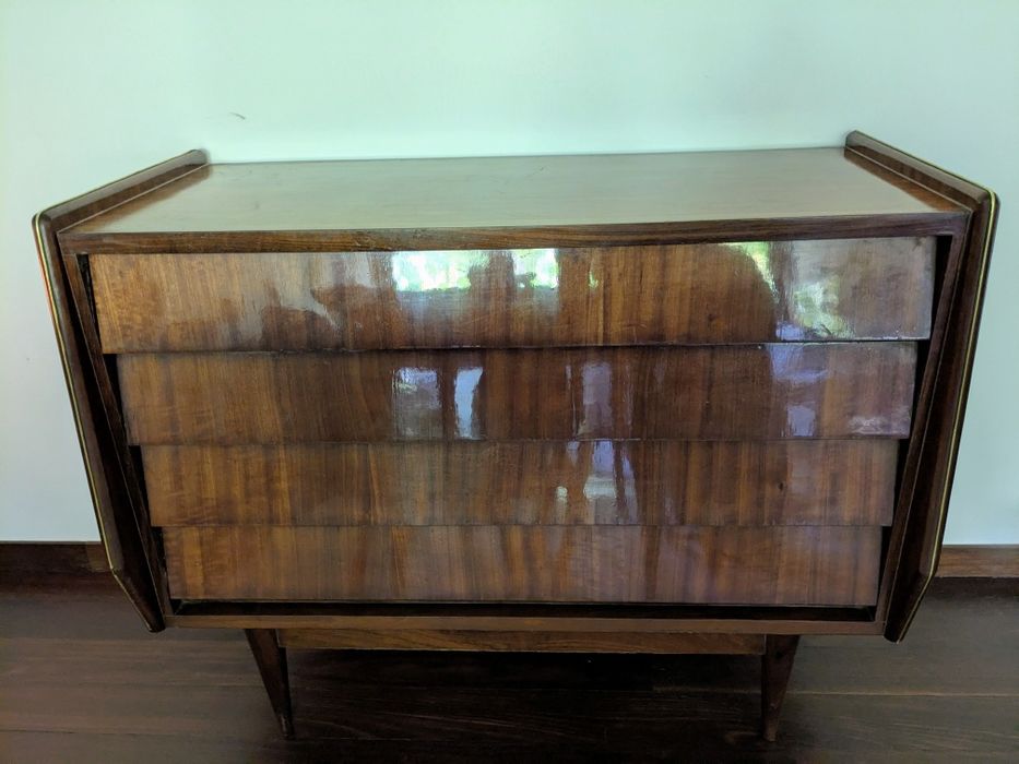 Cómoda anos 50/60 em mogno envernizado, com 4 gavetas.