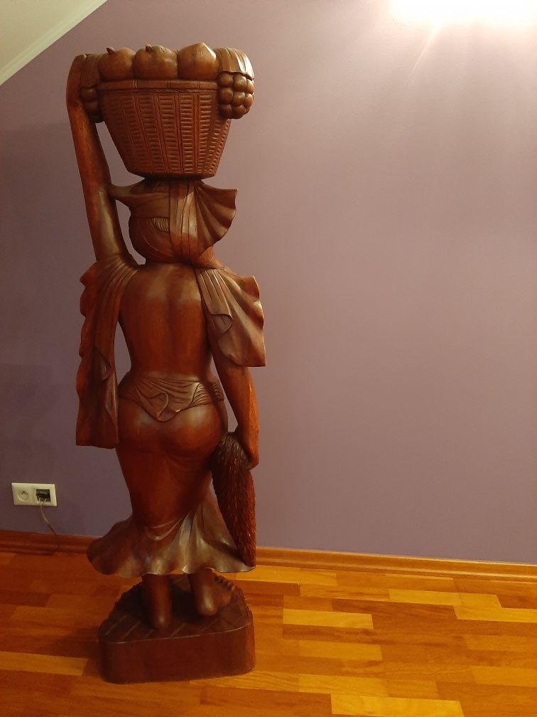 Figura kobiety rzeźba z egzotycznego drewna