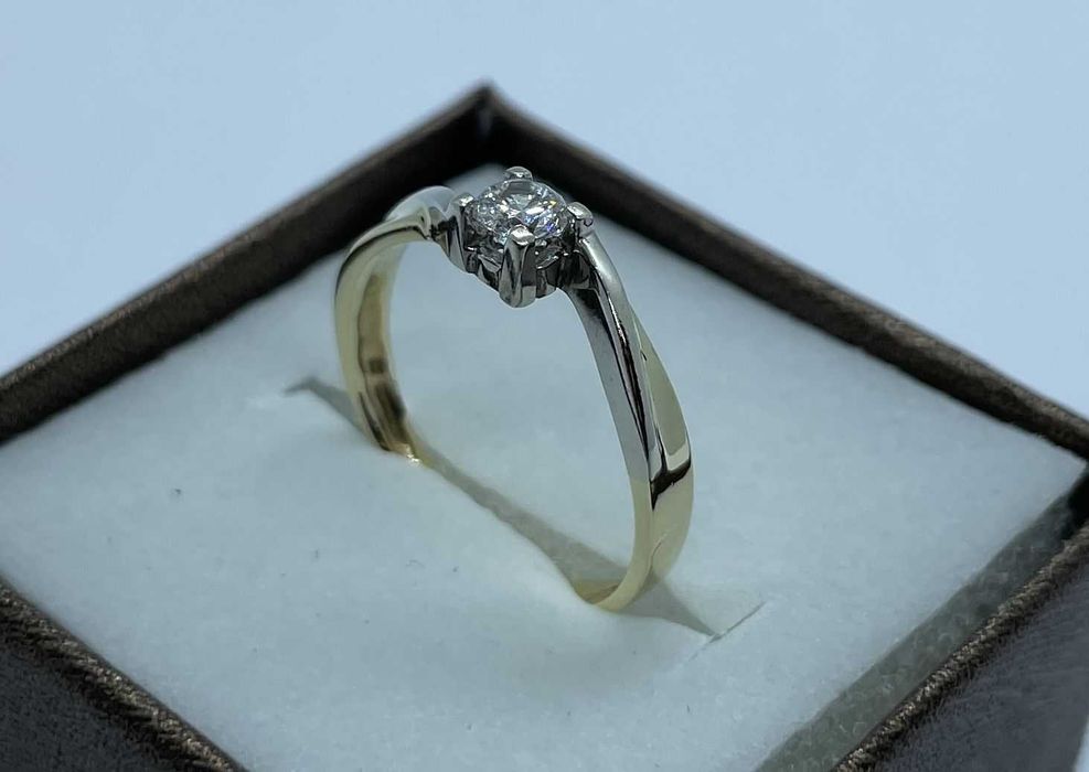 Złoty pierścionek z brylantem 0,17ct 1,66g p585 roz.11 / złoto /ST