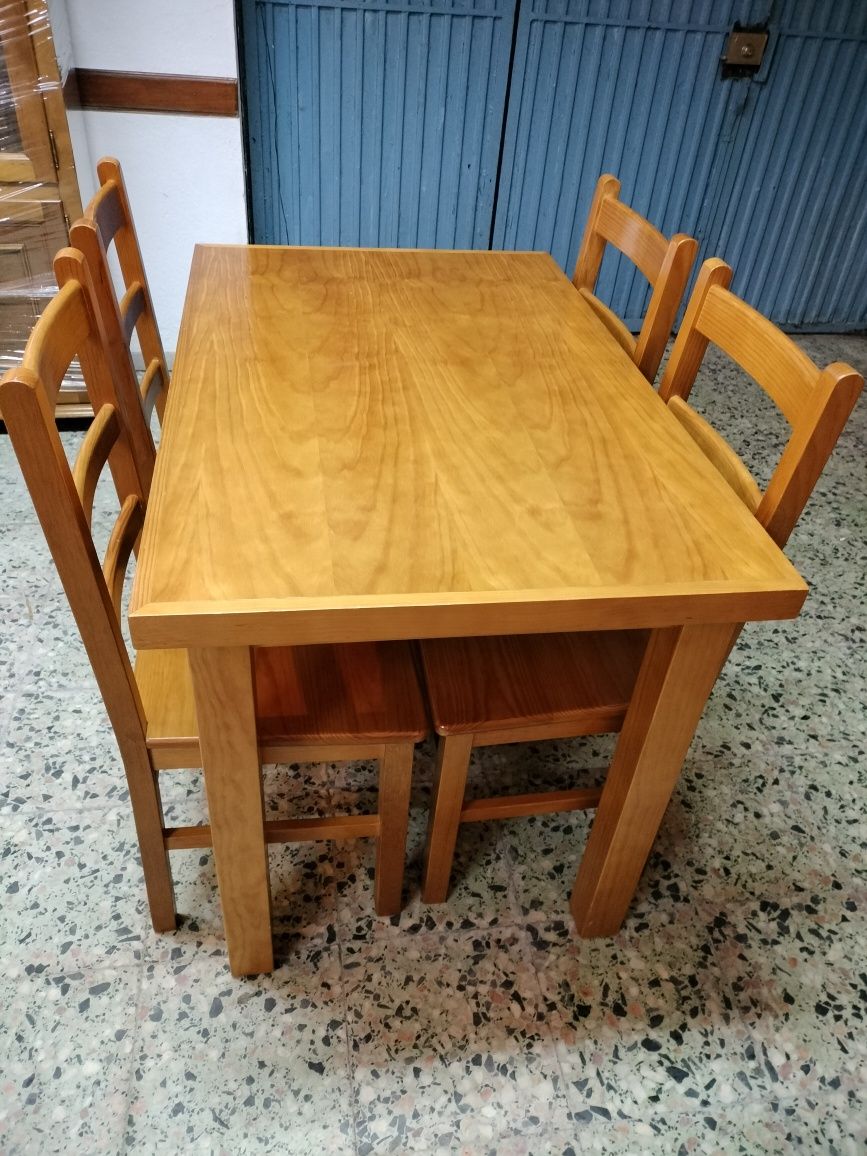 Vendo mesa e cadeiras de cozinha