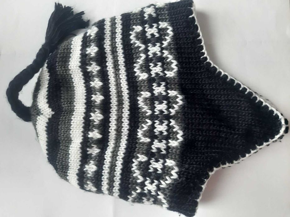 Шапка жіноча молодіжна в'язана чорна з білим орнаментом