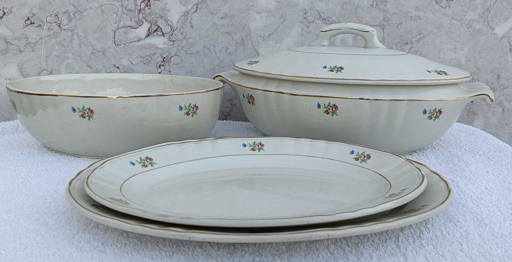 Conjunto de terrina saladeira e 2 travessas florinhas Sacavém