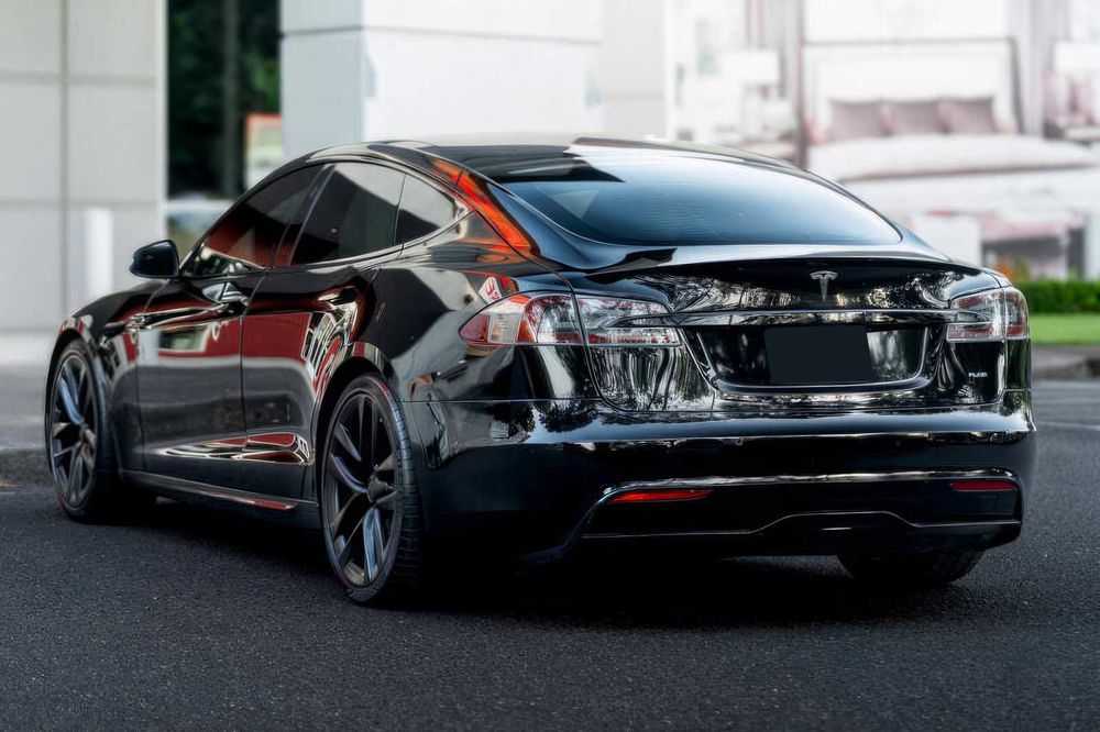 Tesla Model S Plaid      2022