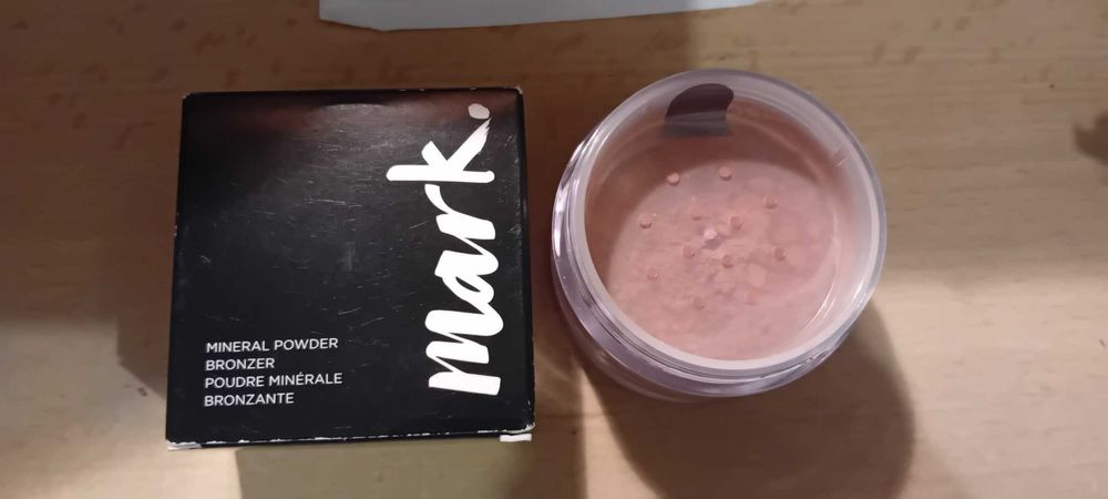 Sypki bronzer mineralny Mark z Avon!