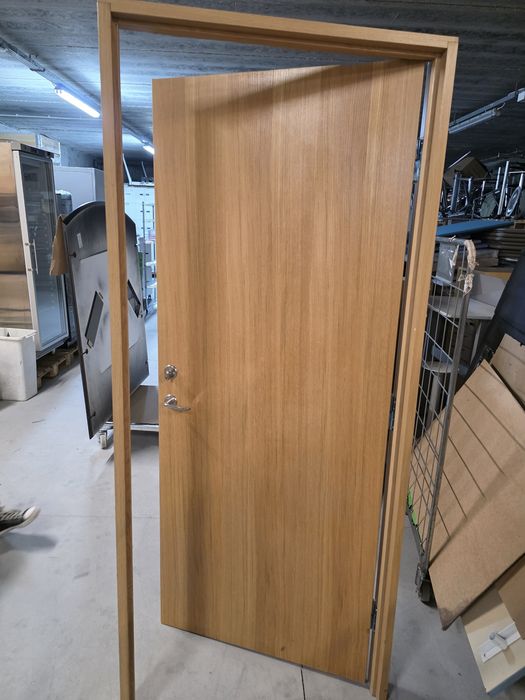 Drzwi wewnętrzne drewniane z ościeżnicą  pełne solidne okleina dębowa