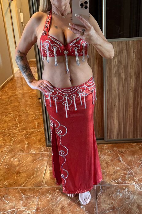 Czerwony kostium do tańca orientalnego brzucha