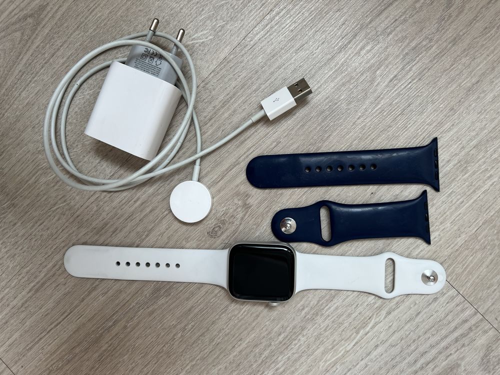 Apple Watch Series 6 GPS 44mm Silver Aluminum Case White Sport Band
