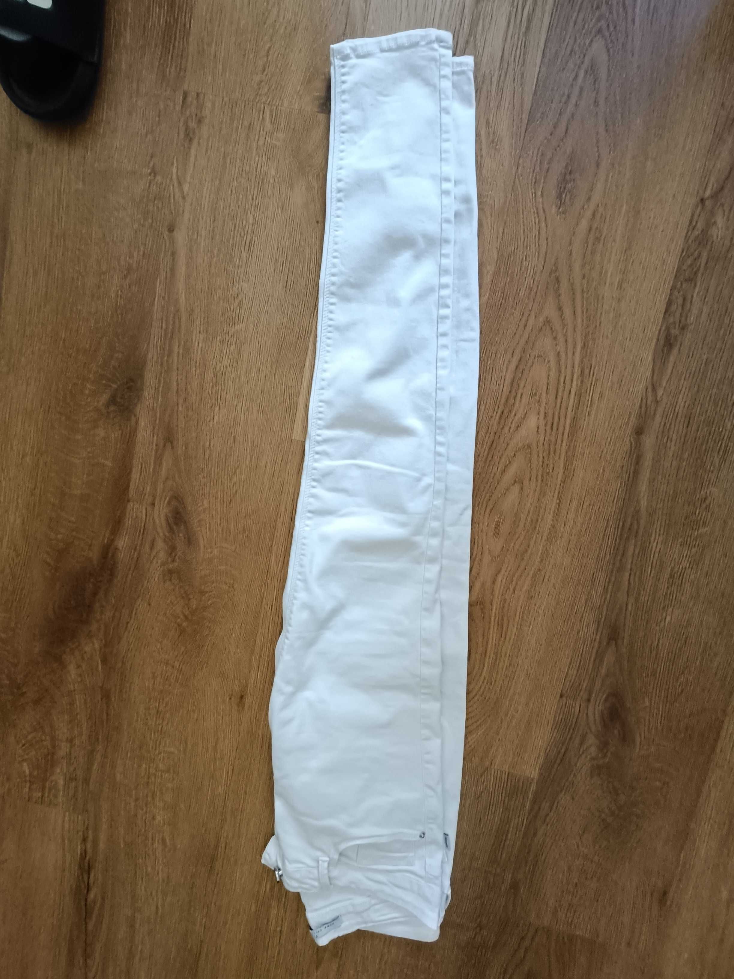 Calça branca Tiffosi e calça amarela torrado Pull bear