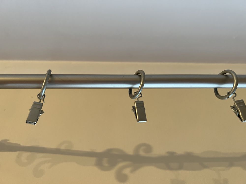 Karnisz metalowy w kolorze srebrnym