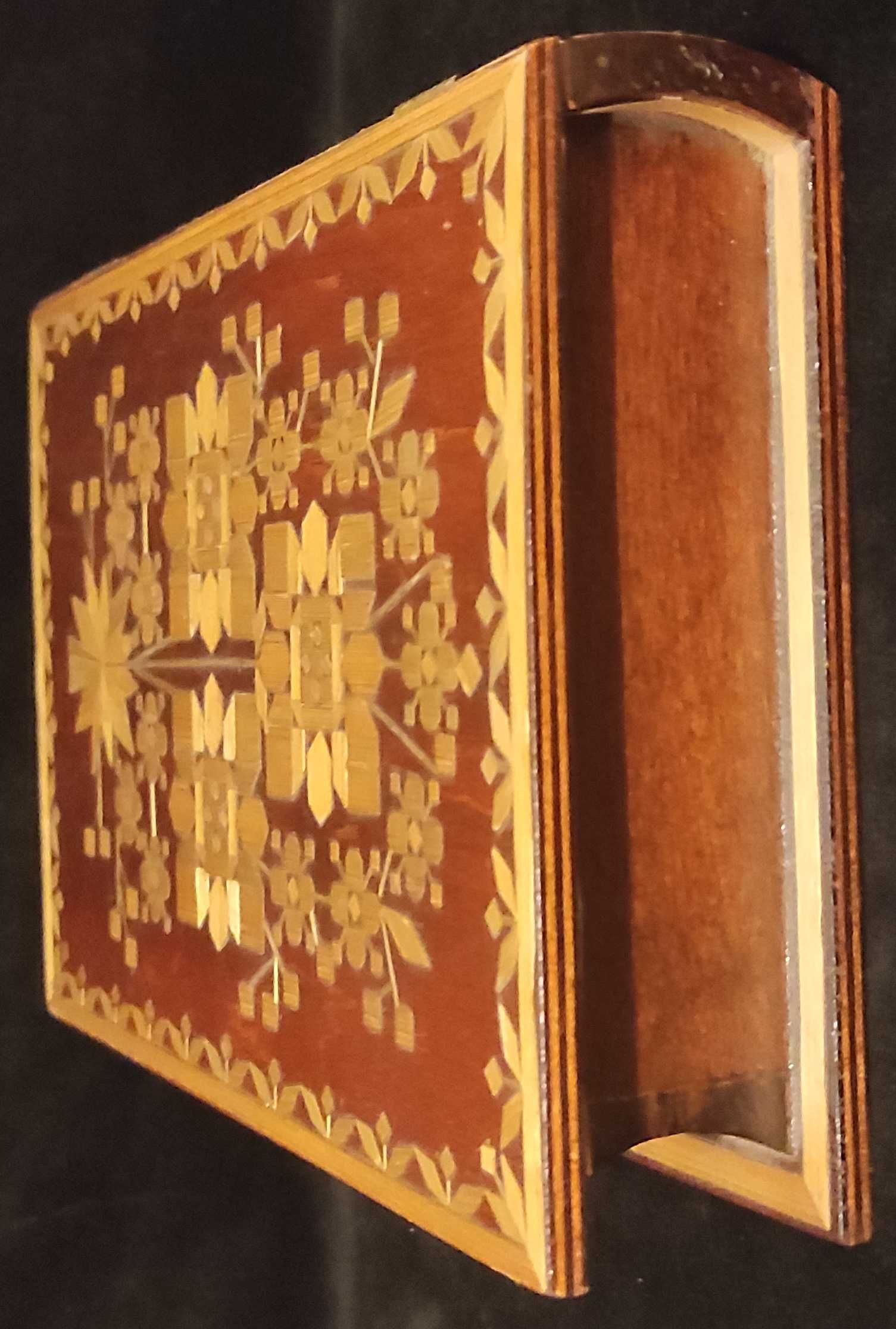 Pudełko ozdobne drewniane inkrustowane słomą - książka - PRL vintage