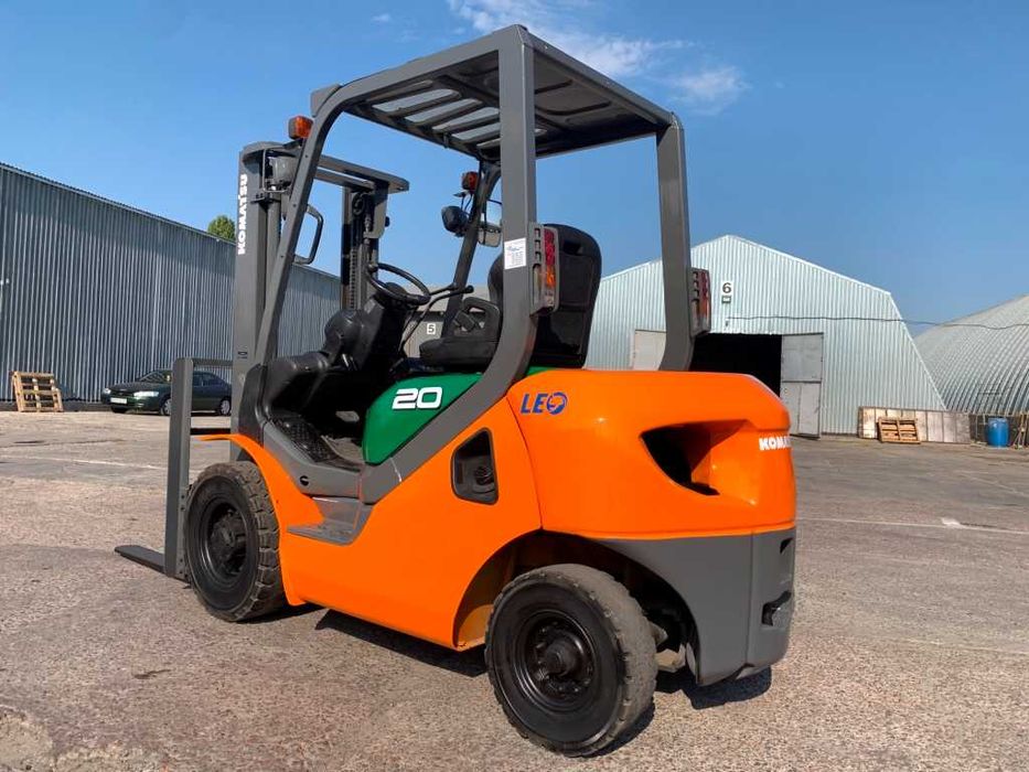 автонавантажувач Komatsu на великих 12 колесах. Модель: FG20C-16