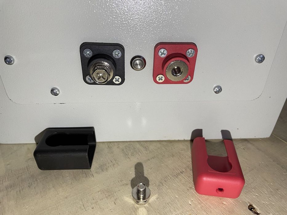 Корпуси під акумулятори  металеві з  ручками і клемами 400а