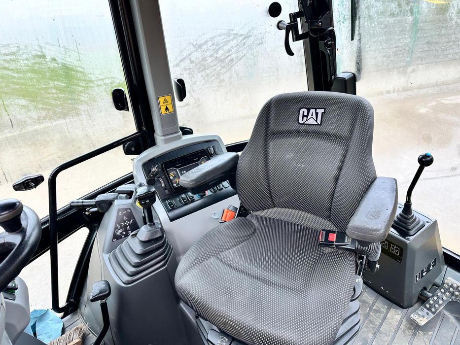 Koparko-ładowarka  2021 r CAT 428 NEXT GEN STAGE V